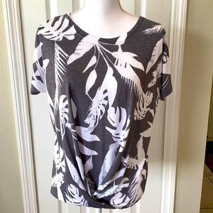 TRYST. Grey & white tropical top M
